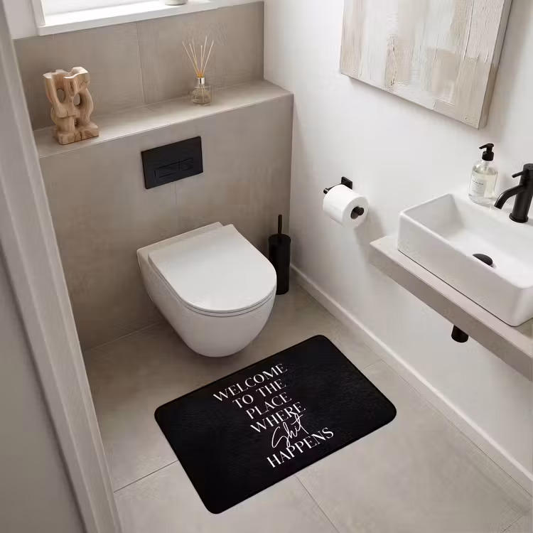 Quotes - Zwart - Welcome to the place where shit happens - Humor WCmat middel -sfeer1