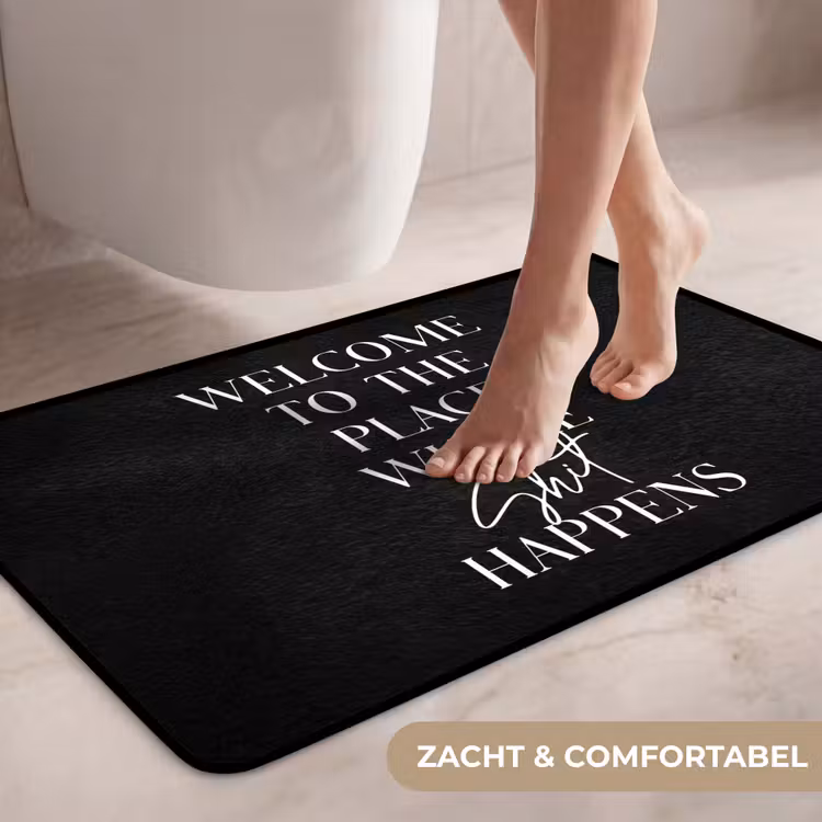 Quotes - Zwart - Welcome to the place where shit happens - Humor WCmat middel -USP_ZachtNL
