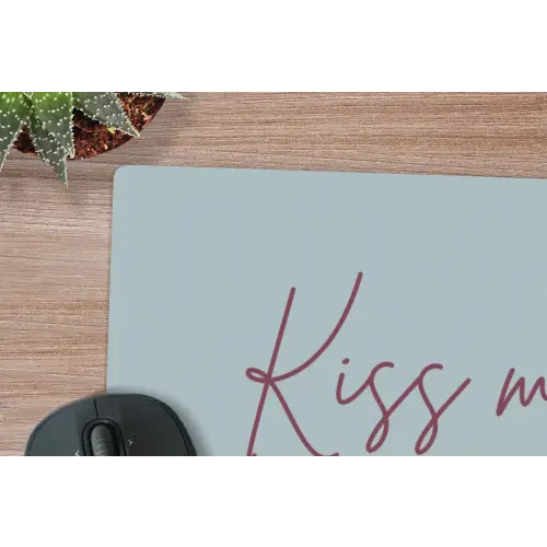 Kiss my ass - Lip - Blauw muismat rubber klein -closeup