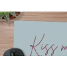 Kiss my ass - Lip - Blauw muismat rubber klein -closeup