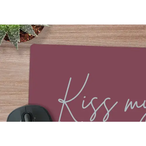 Kiss my ass - Lip - Bordeaux muismat rubber klein -closeup