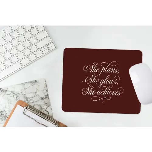 She plans she glows she achieves - Rood - Cursief muismat rubber klein -witbureau