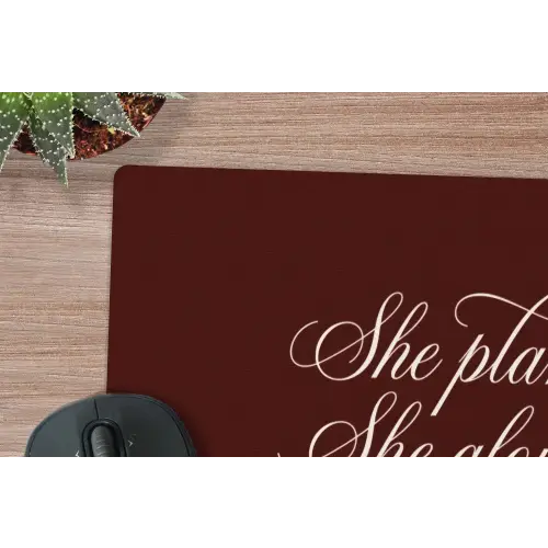 She plans she glows she achieves - Rood - Cursief muismat rubber klein -closeup