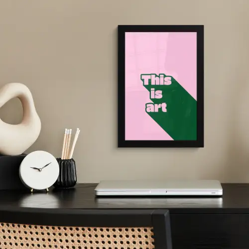 Groen - Teskt - This is art - Roze fotolijst zwart zonder passe partout klein -sfeer1