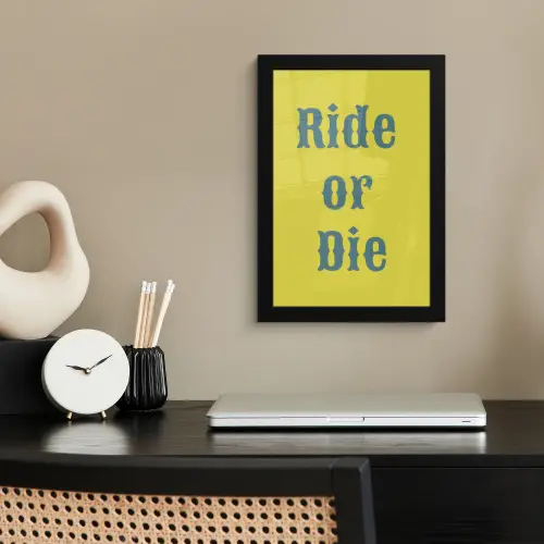 Ride or die - Geel - Blauw fotolijst zwart zonder passe partout klein -sfeer1