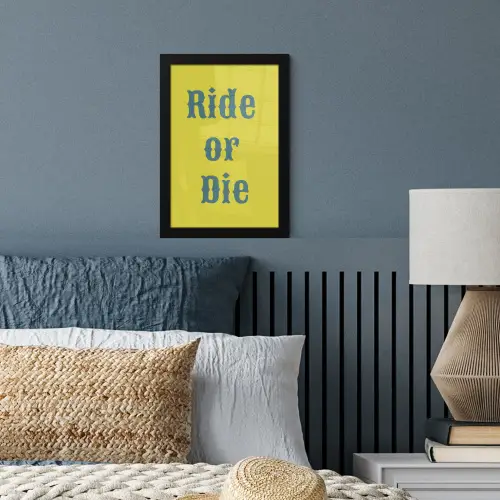 Ride or die - Geel - Blauw fotolijst zwart zonder passe partout klein -sfeer3