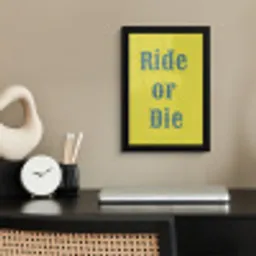 Ride or die - Geel - Blauw fotolijst zwart zonder passe partout klein -sfeer1