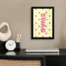 Swag - Roze - Stippen - Geel fotolijst zwart zonder passe partout klein -sfeer1