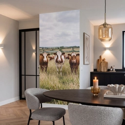 Koeien - Portret - Weide - Boerderij - Nieuwsgierig Behang Vlies klein -sfeer3