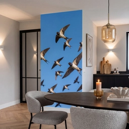 Zwaluwen - Vliegen - Blauw Behang Vlies klein -sfeer3