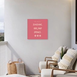 BBQ - Quote - Roze - Zomer Tuinposter op houten frame 2 cm dik middel -sfeer1