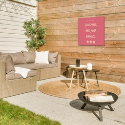 BBQ - Quote - Roze - Zomer Tuinposter op houten frame 2 cm dik middel -sfeer2