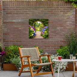 Doorkijk - Poort - Hortensia - Bloementuin Tuinposter op houten frame 2 cm dik middel -sfeer3
