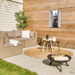 Oude deuren naar Schotse Hooglander Tuinposter op houten frame 2 cm dik klein -sfeer2