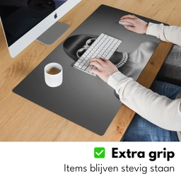 Vrouw - Zwart Wit - Ketting - Zonnebril Muismat XXL klein -sfeer3