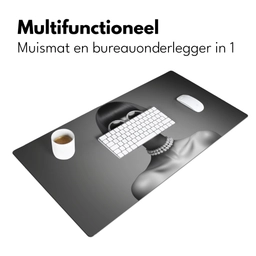 Vrouw - Zwart Wit - Ketting - Zonnebril Muismat XXL klein -sfeer4