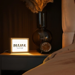 Mama - Lettercollage Light Box met kabel (Tafellamp) klein -sfeer1