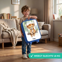 Leeuwenwelpje met schommel illustratie Kinderkoffer - Blauw klein -sfeer2_NL