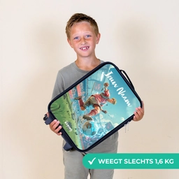 Stadion - Voetballer - Bal - Elektrisch Kinderkoffer - Zwart klein -sfeer4_NL