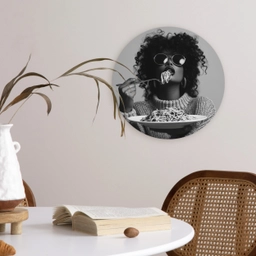 Vrouw - Pasta - Zwart - Wit Wandcirkel plexiglas klein -sfeer4