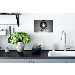 Vrouw - Zwart Wit - Ketting - Zonnebril Muursticker klein -keuken
