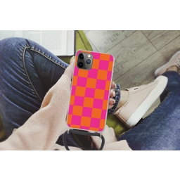 Schaakbord print - Oranje - Roze - Blokjes Hoesje iPhone 12 Pro met koord klein -hand