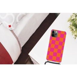 Schaakbord print - Oranje - Roze - Blokjes Hoesje iPhone 12 Pro met koord klein -kamer