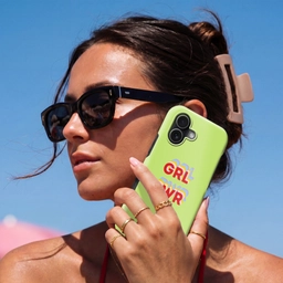 Grl pwr - Groen - Rood - 3D Toughcase MagSafe Apple iPhone 17 klein -Sfeer2V