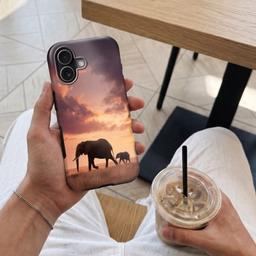 Olifanten - Grasland - Zonsondergang Toughcase MagSafe Apple iPhone 17 klein -Sfeer1M