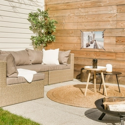 Terras - Stoelen - Strand - Beige tuinposter los doek klein -sfeer4