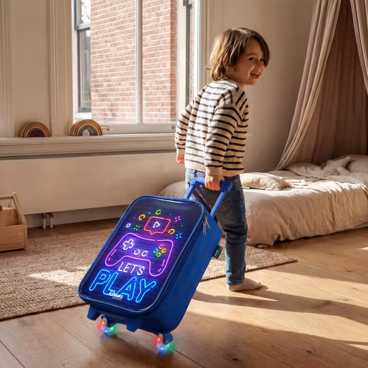 Kinderkoffer blauw - Neoncontroller tegen een bakstenen muur — 3