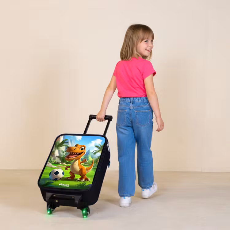 Kinderkoffer - Dino met een voetbal in groen landschap — 2