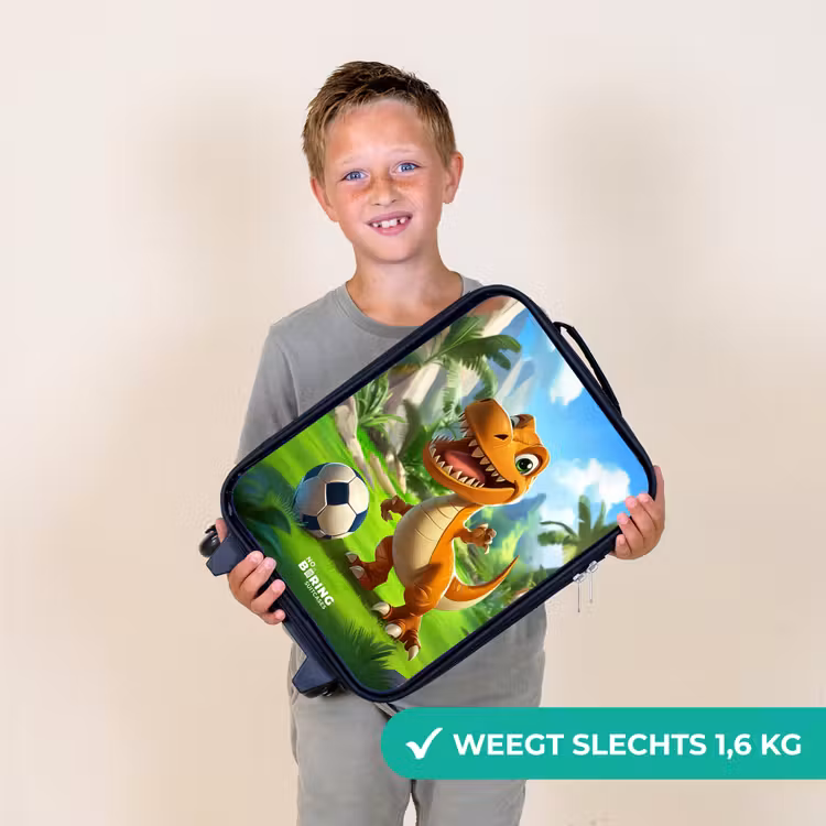 Kinderkoffer - Dino met een voetbal in groen landschap — 3