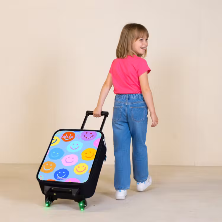Kinderkoffer met naam - Vrolijk patroon van smileys — 2