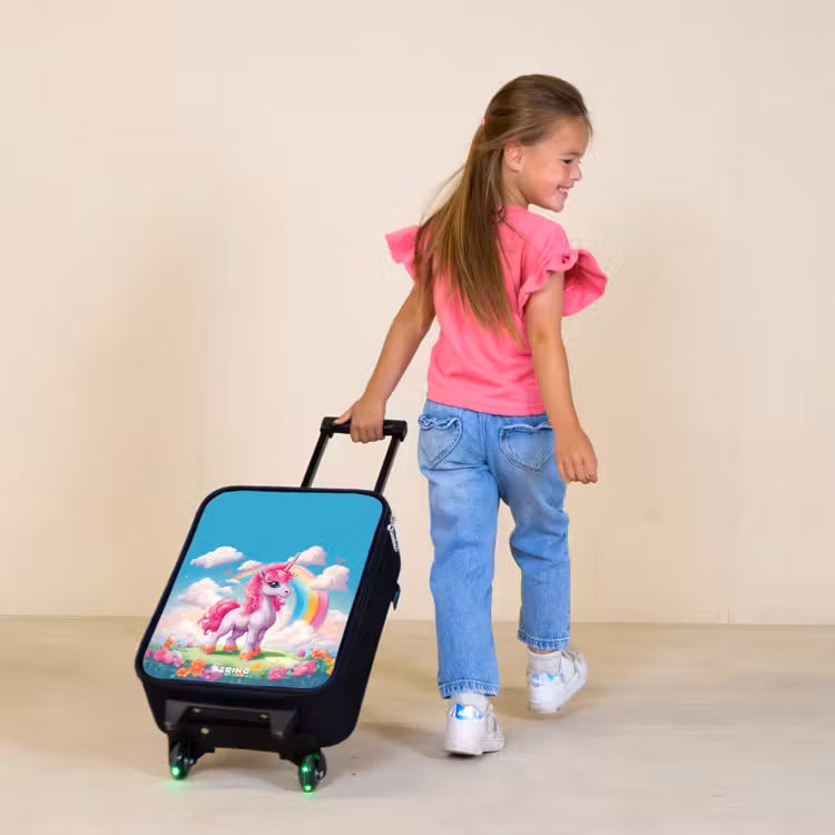 Kinderkoffer - Vrolijke eenhoorn bij een regenboog — 2