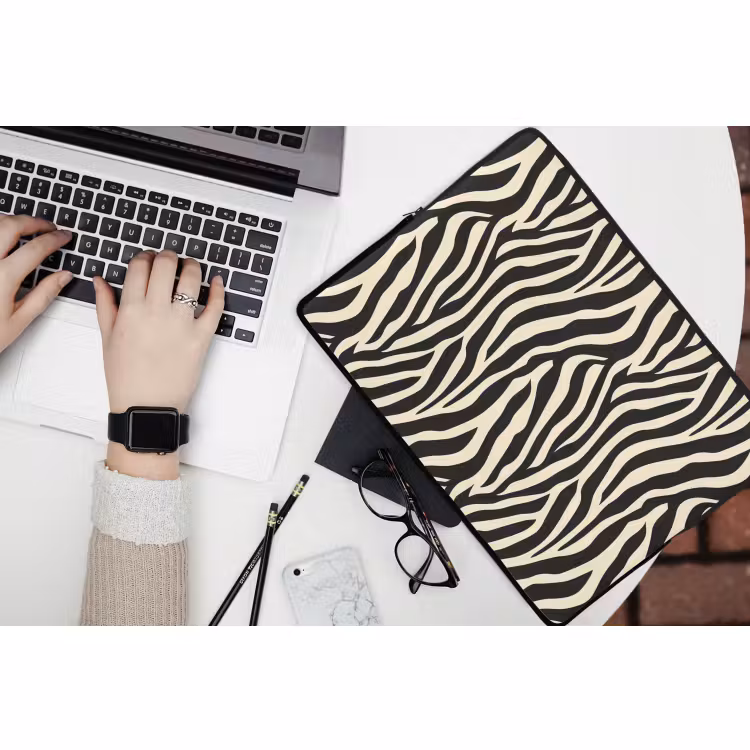 Laptophoes Zebra - Print - Klassiek - Zwart — 3