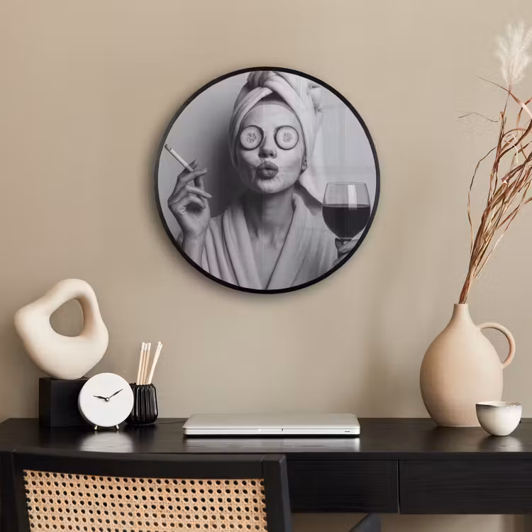 Ronde fotolijst - Vrouw - Masker - Wijn - Sigaret — 3