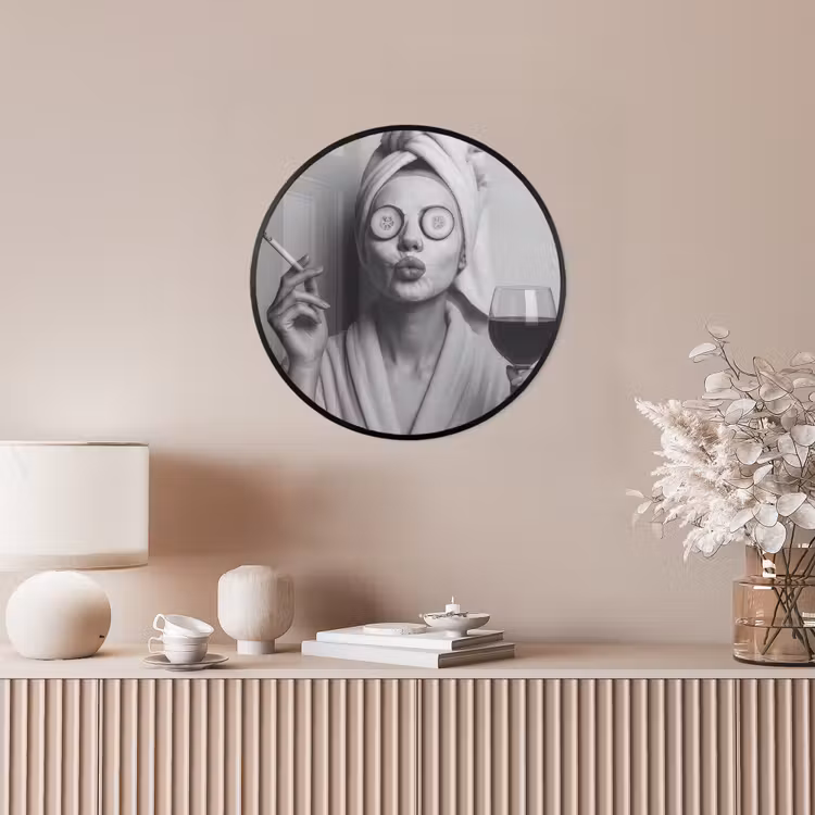Ronde fotolijst - Vrouw - Masker - Wijn - Sigaret — 5
