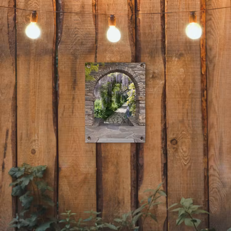 Tuinposter - Oude deuren naar een tuinpad — 2