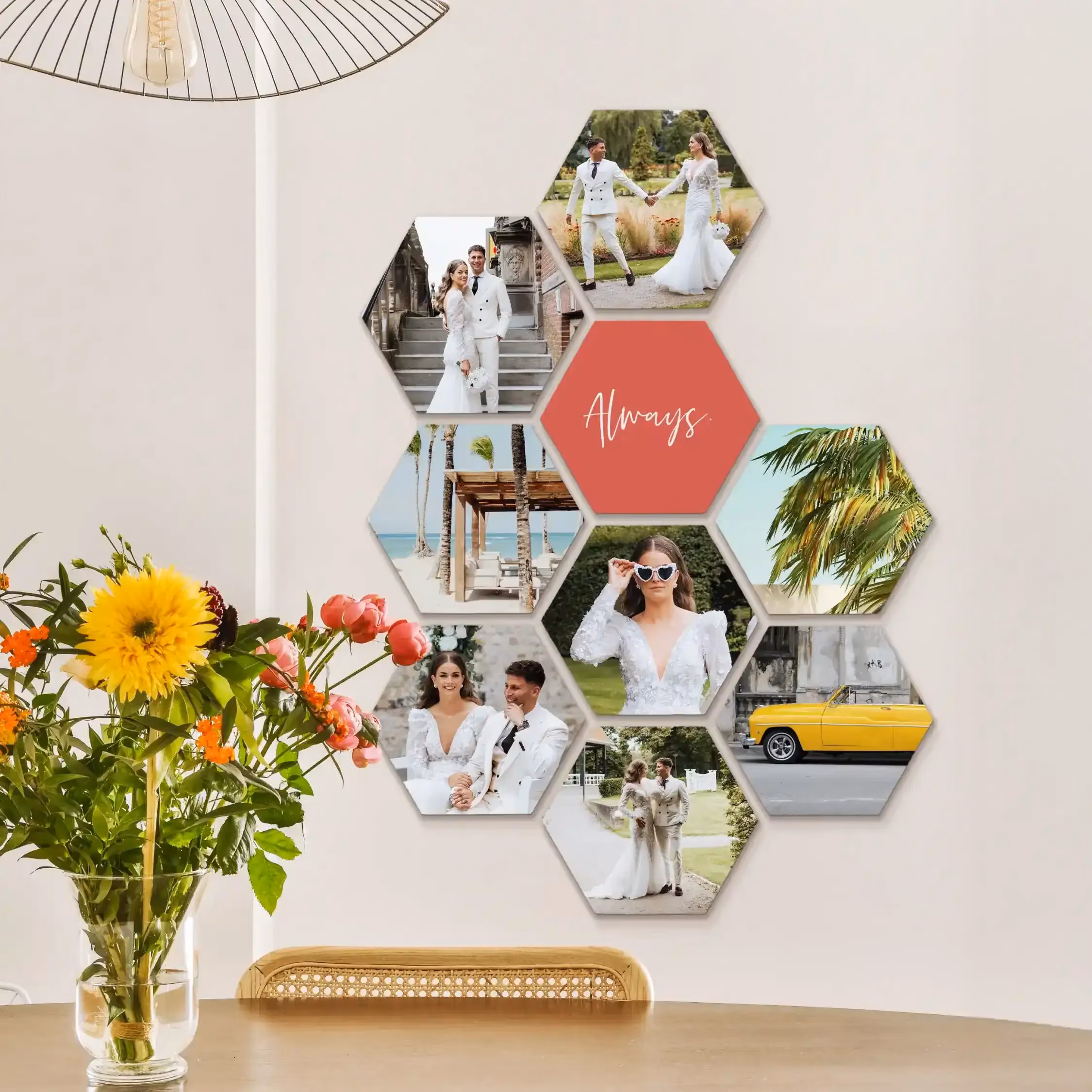 Meerdere hexagon tegels met eigen foto's op een wand