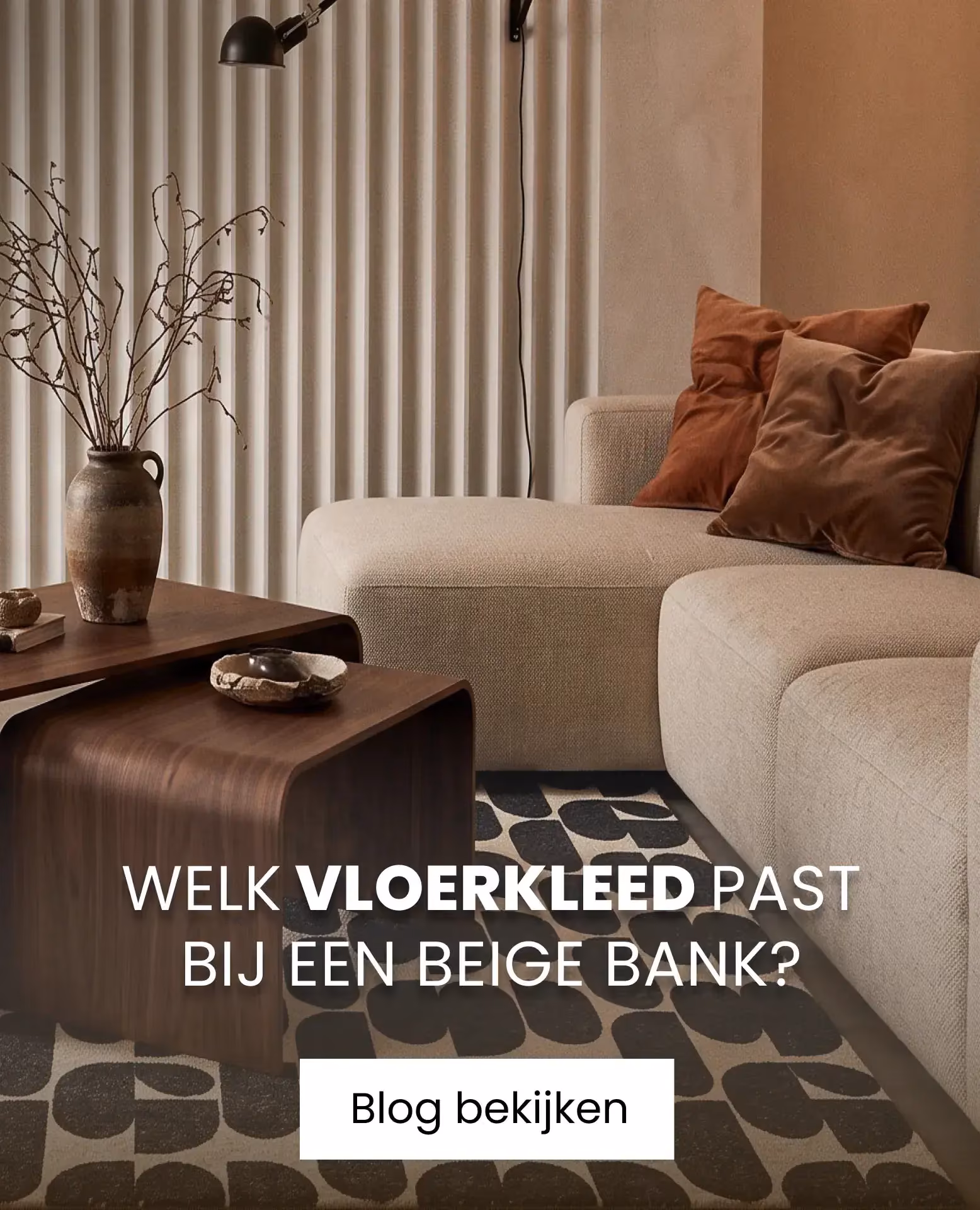 beige bank met zwarte vloerkleed