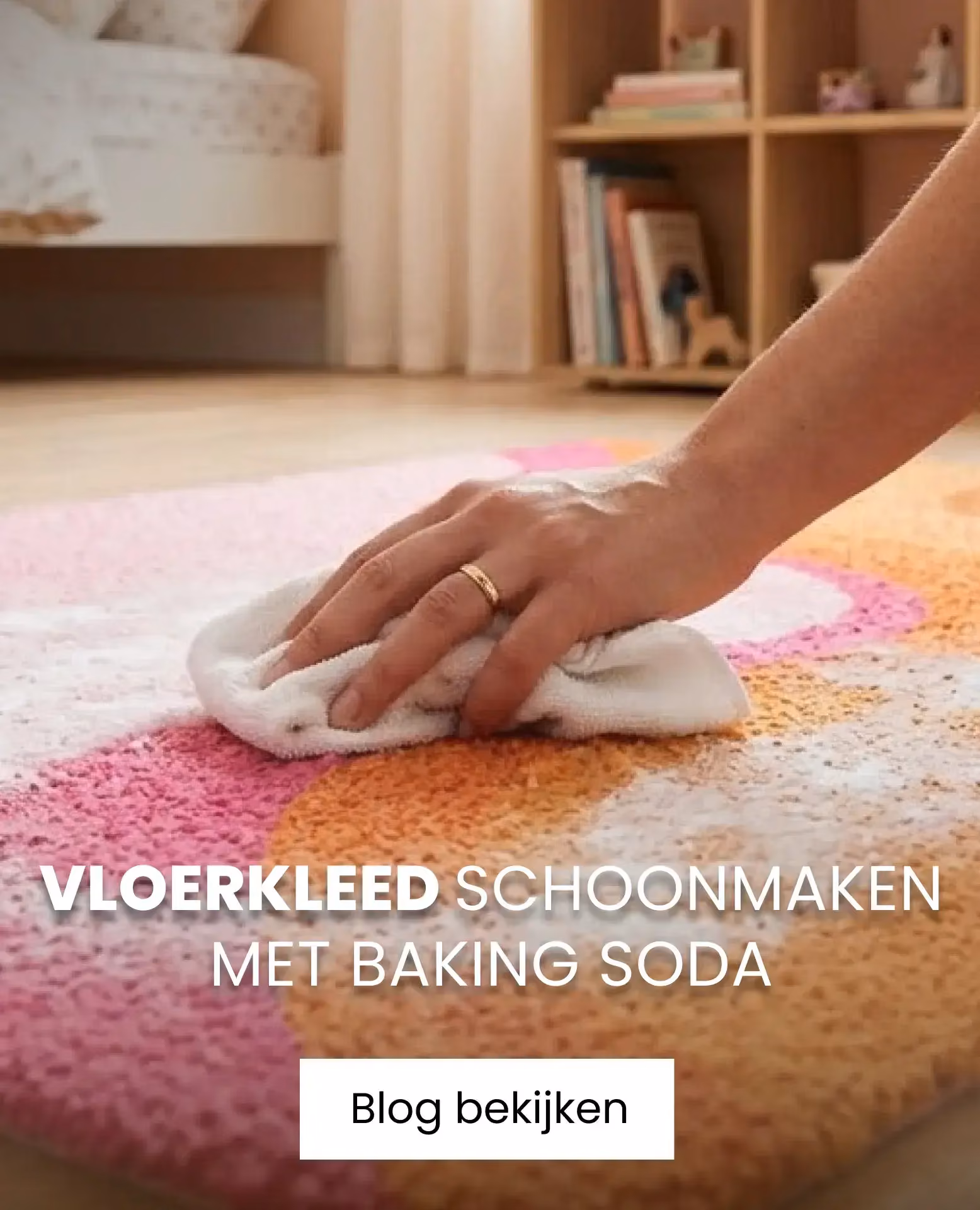 iemand die vloerkleed schoonmaakt