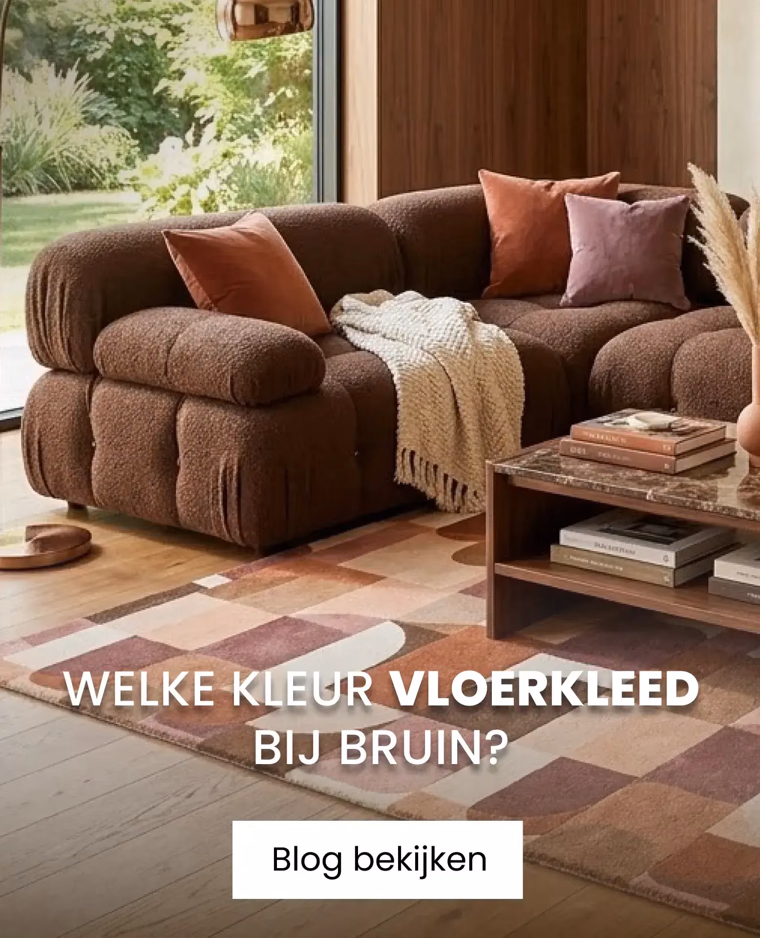 oudroze vloerkleed naast bruine bank