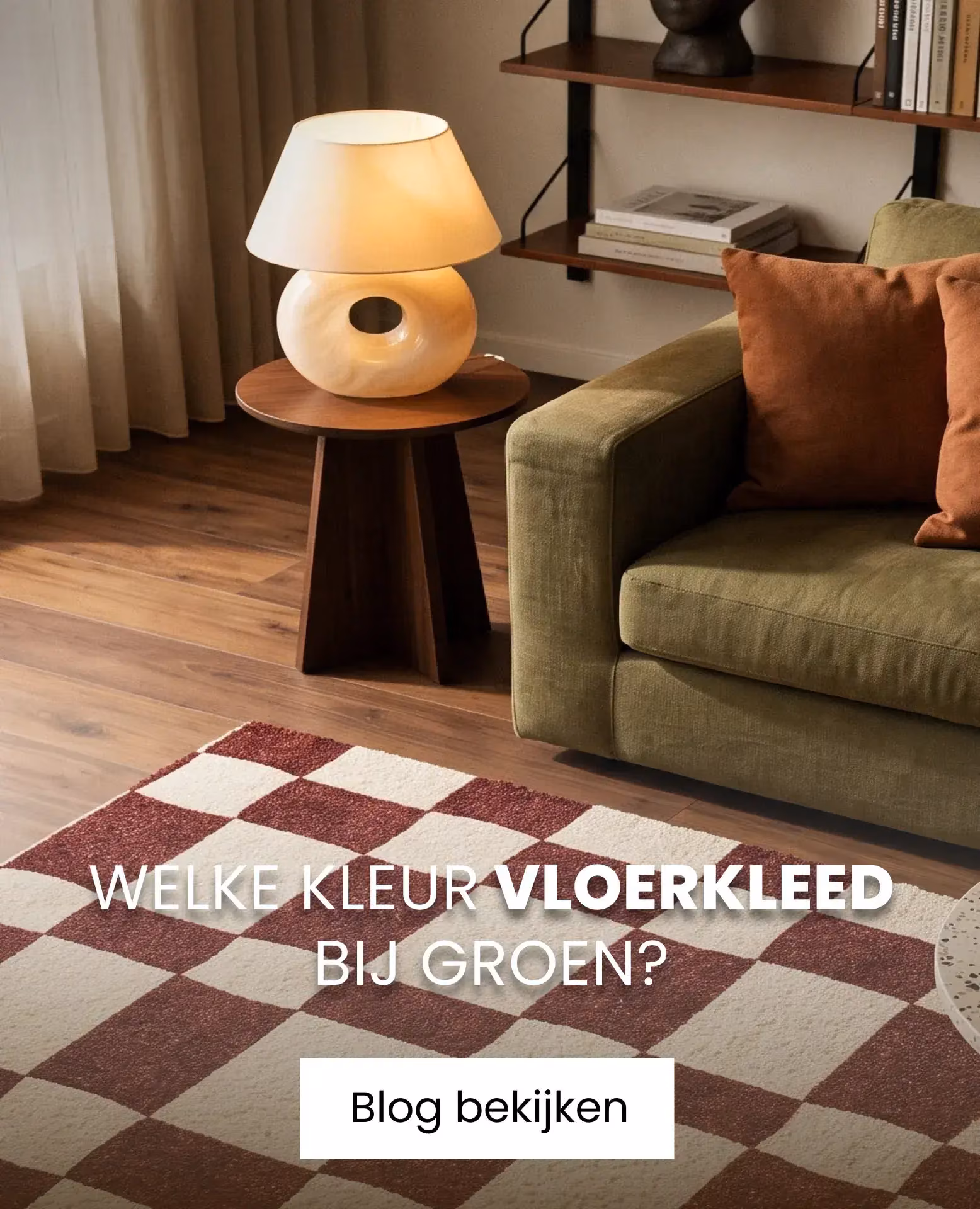 rood witte vloerkleed bij groene bank