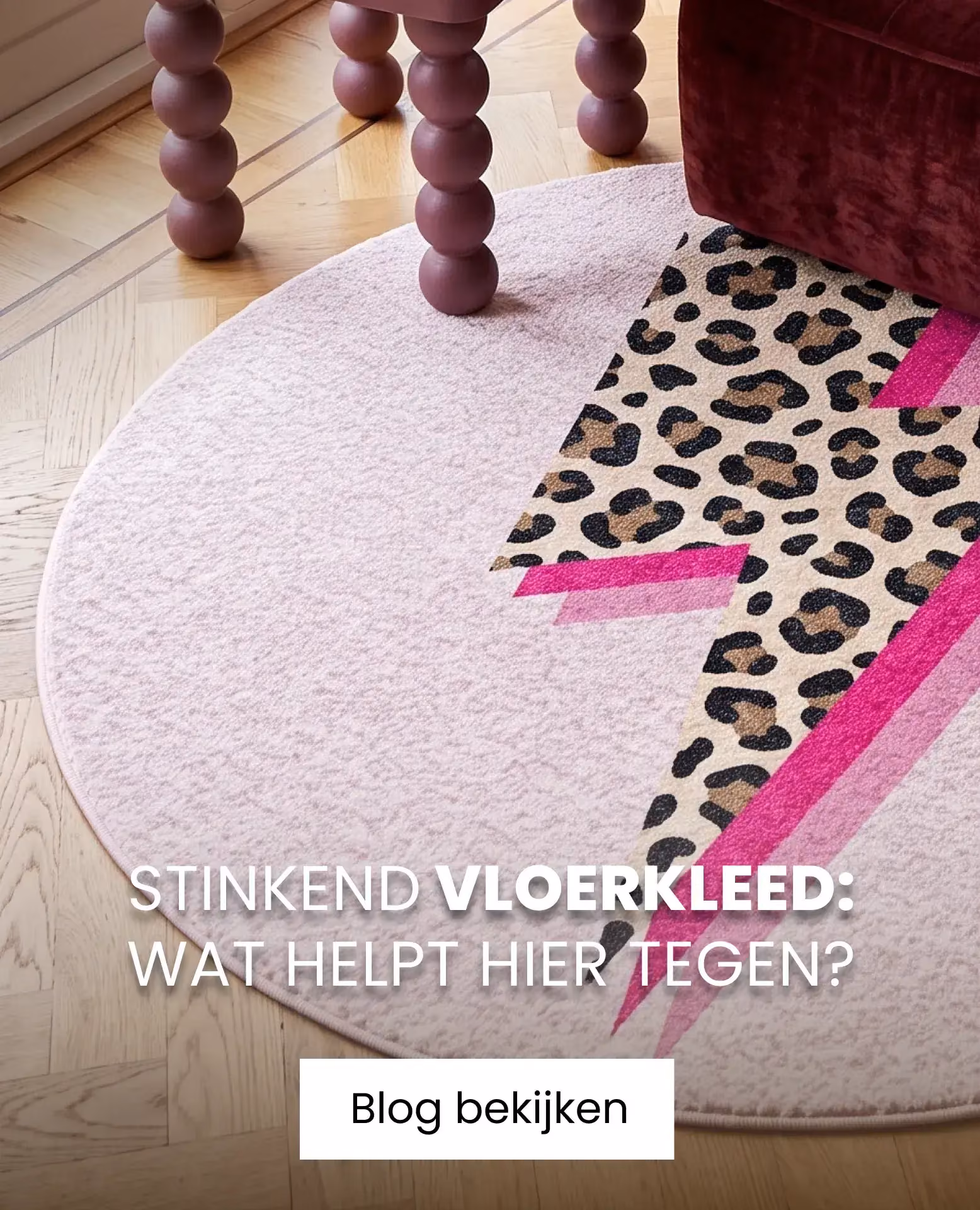 roze vloerkleed onder rode stoel