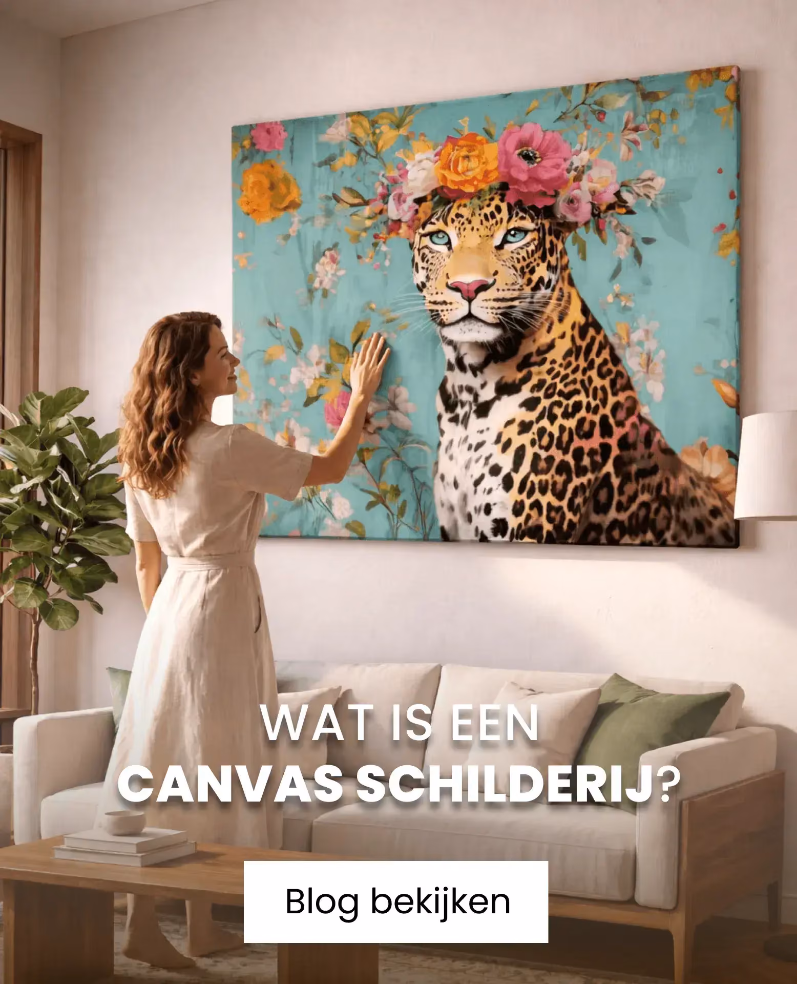 vrouw die canvas schilderij van tijger aan muur heeft