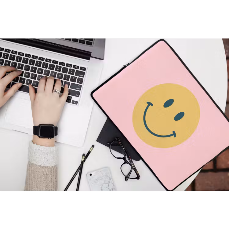 Laptophoes Smiley - Geel - Roze - Symbool - Minimalistisch — 3