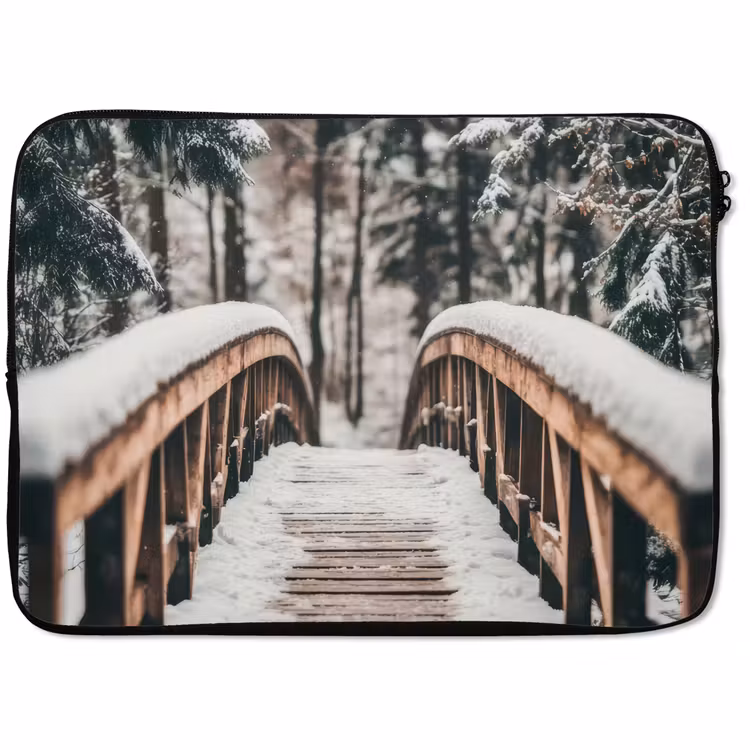 Laptophoes Brug - Winterlandschap - Bos - Natuur - Sneeuw — 1