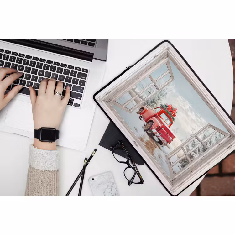Laptophoes Auto - Rood - Cadeaus - Winter - Kerst - Doorkijk - Wit — 3