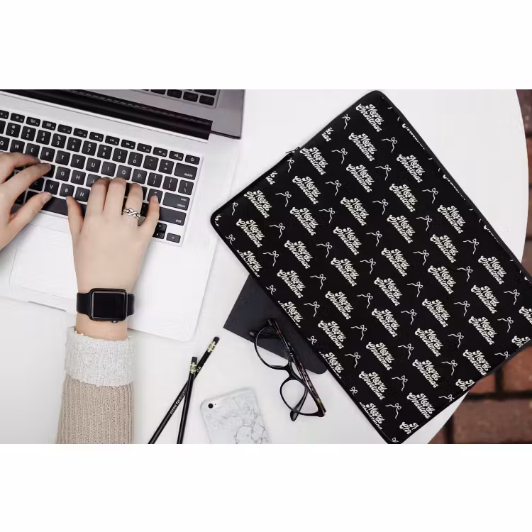 Laptophoes Tekst - Zwart - Wit - Strik — 3